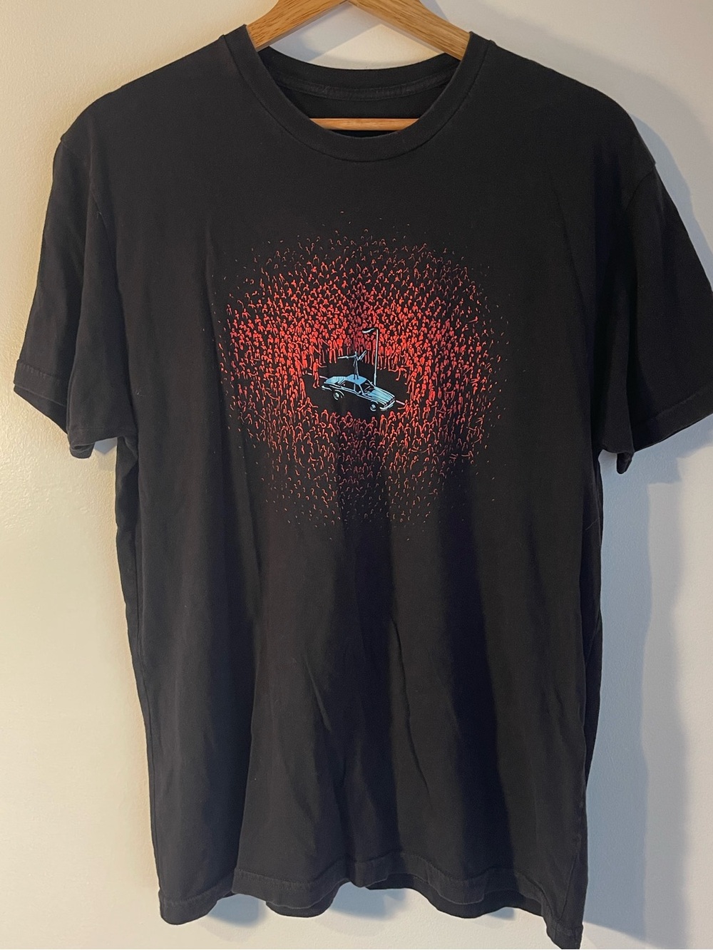 Threadless Black Car & Crowd Graphic T-Shirt L